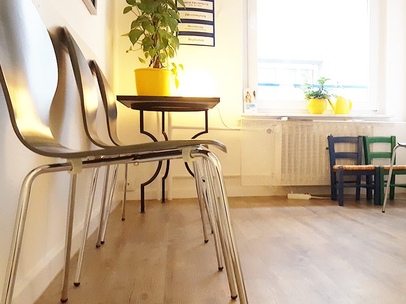 Wartezimmer mit Kinderspielecke