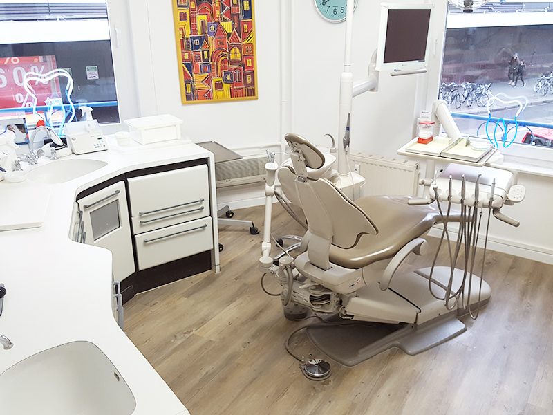 Behandlungszimmer mit modernem Behandlungsstuhl