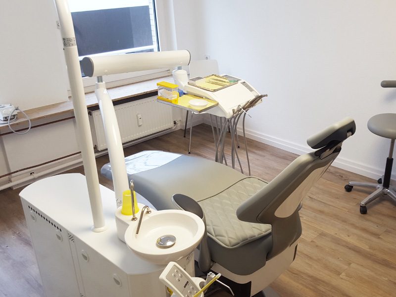 Helles Behandlungszimmer der Praxis