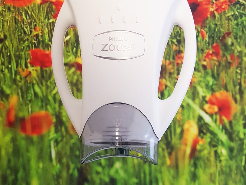 Gerät zur Zahnaufhellung (Bleaching) vor Mohnblumenbild